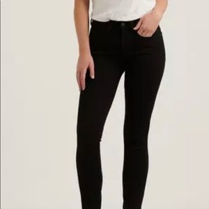 SUPER COMFY AND SUPER BLACK LUCKY JEANS